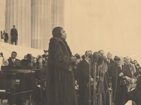 Woman singing on the steps of the Lincoln Memorial
